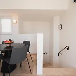 V60 شقة فاليتا